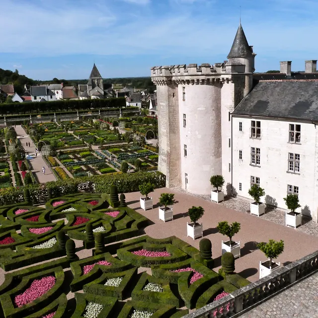 Ο πύργος και οι πτέρυγες του Château de Villandry πάνω από τον λαχανόκηπο