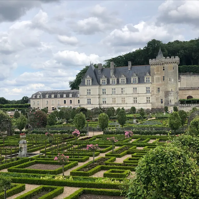 Η πρόσοψη του Château de Villandry πάνω από τα παρτέρια