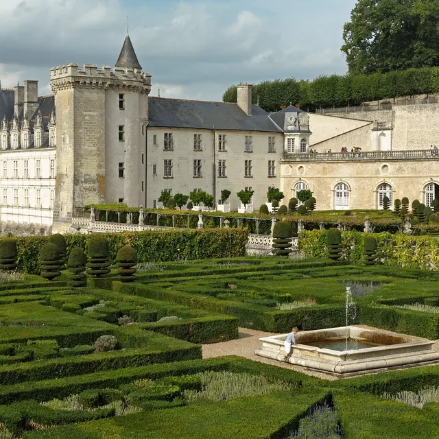 Ένα συντριβάνι στους κήπους του Villandry με το κάστρο στο βάθος